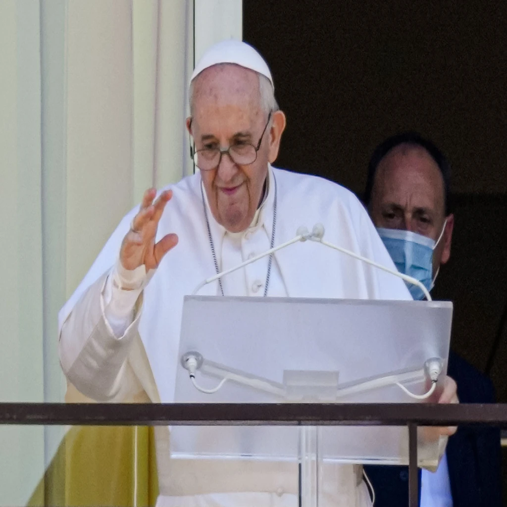 El papa Francisco fue dado de alta y deja el hospital
